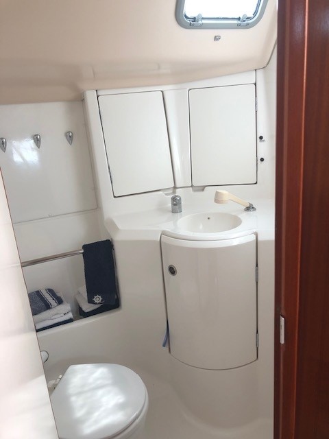 Oceanis35_toilette.jpg